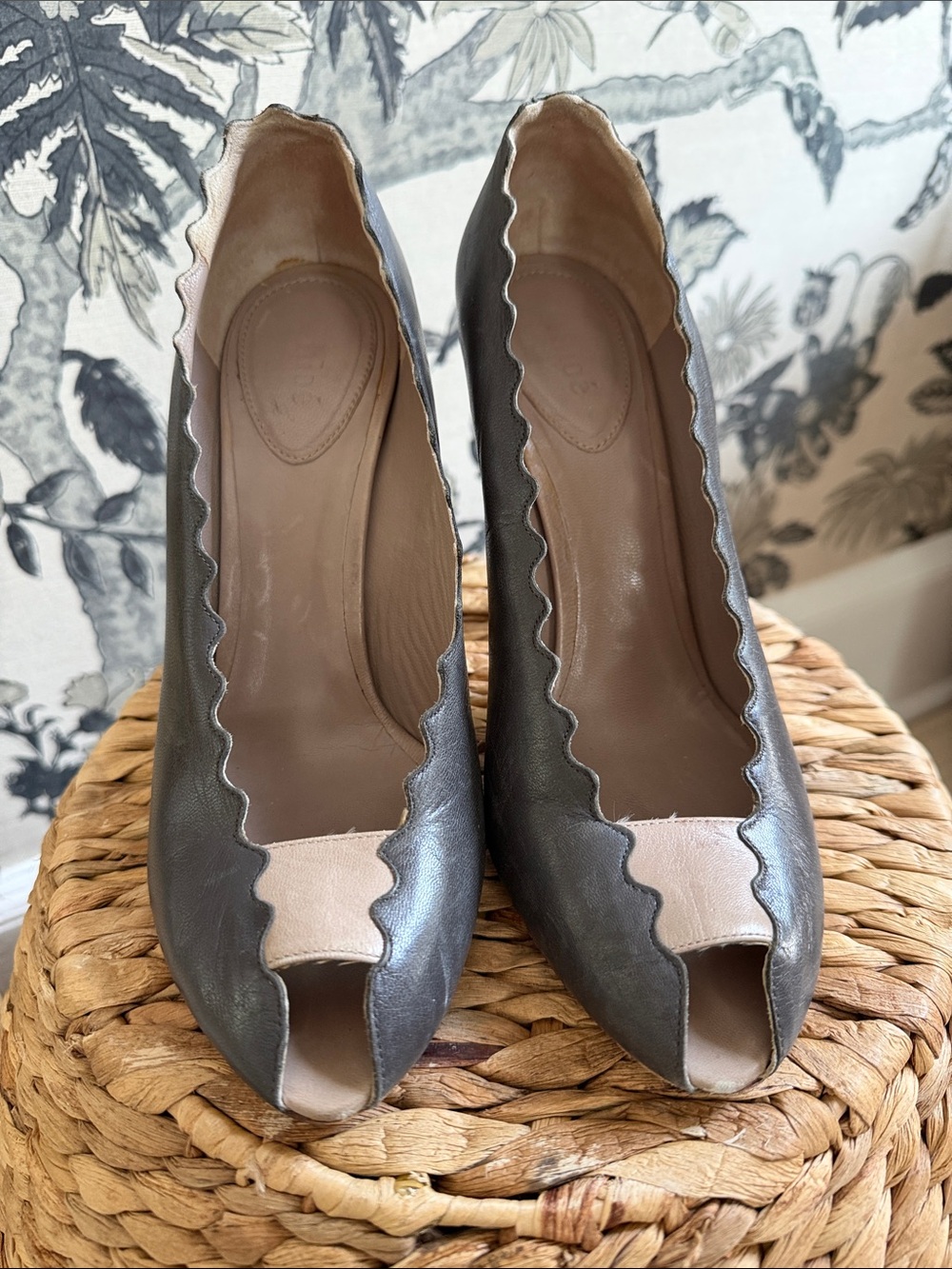 CHLOE Women’s Scalloped Peep-Toe Leather Pumps in Gray and Cream